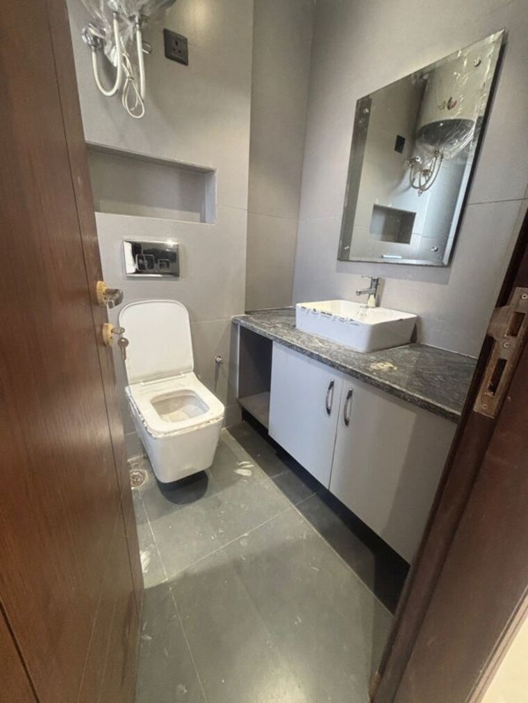 Bathroom, freedom fighters enclave 3 Bedroom 1500 Sq.Ft. Builder Floor In Freedom Fighters Enclave Delhi 10089603