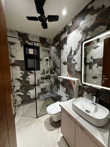 Master Bedroom in 4 BHK Builder Floor at DLF City Centre, Sector 28 – for Sale