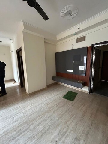 Room in 2.5 BHK Apartment at Amrapali Terrace Homes, Tech Zone 4 Greater Noida – for Rent