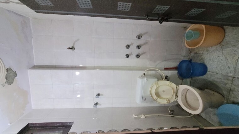 Bathroom, dilshad colony 2 Bedroom 600 Sq.Ft. Apartment In Dilshad Colony Delhi 10090201