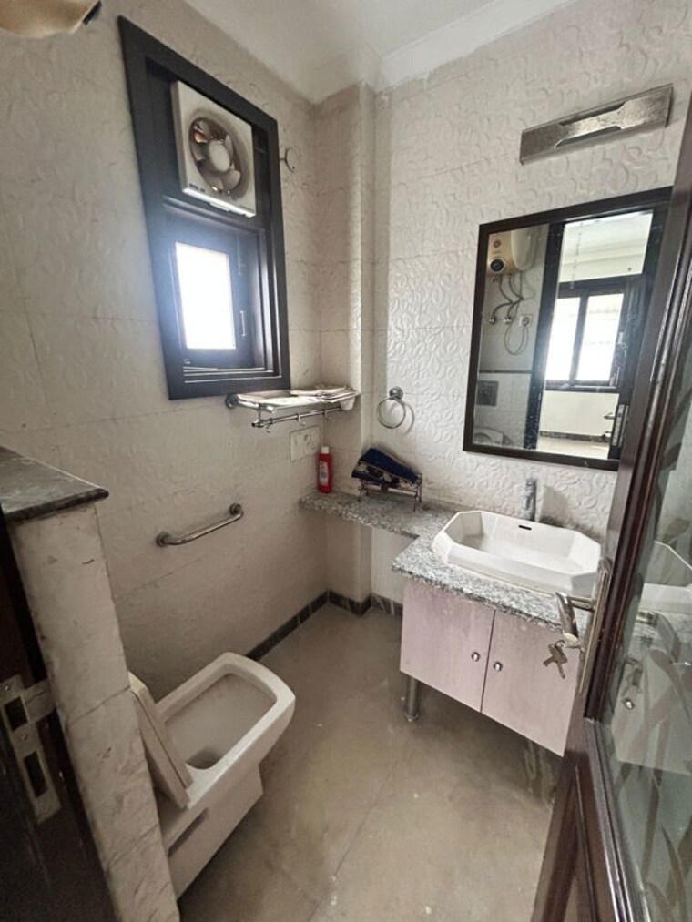 Attached Bathroom, uttam nagar 3 Bedroom 876 Sq.Ft. Builder Floor In Uttam Nagar Delhi 10090425
