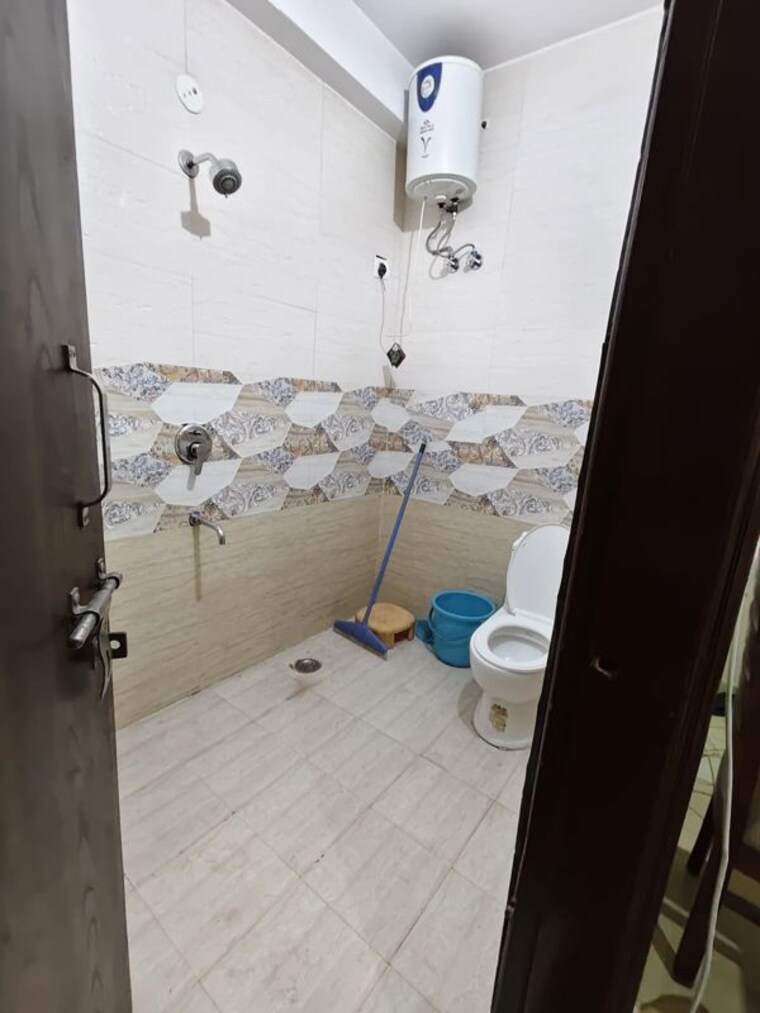 Bathroom, sector 30 3 Bedroom 1600 Sq.Ft. Builder Floor In Sector 30 Gurgaon 10090730