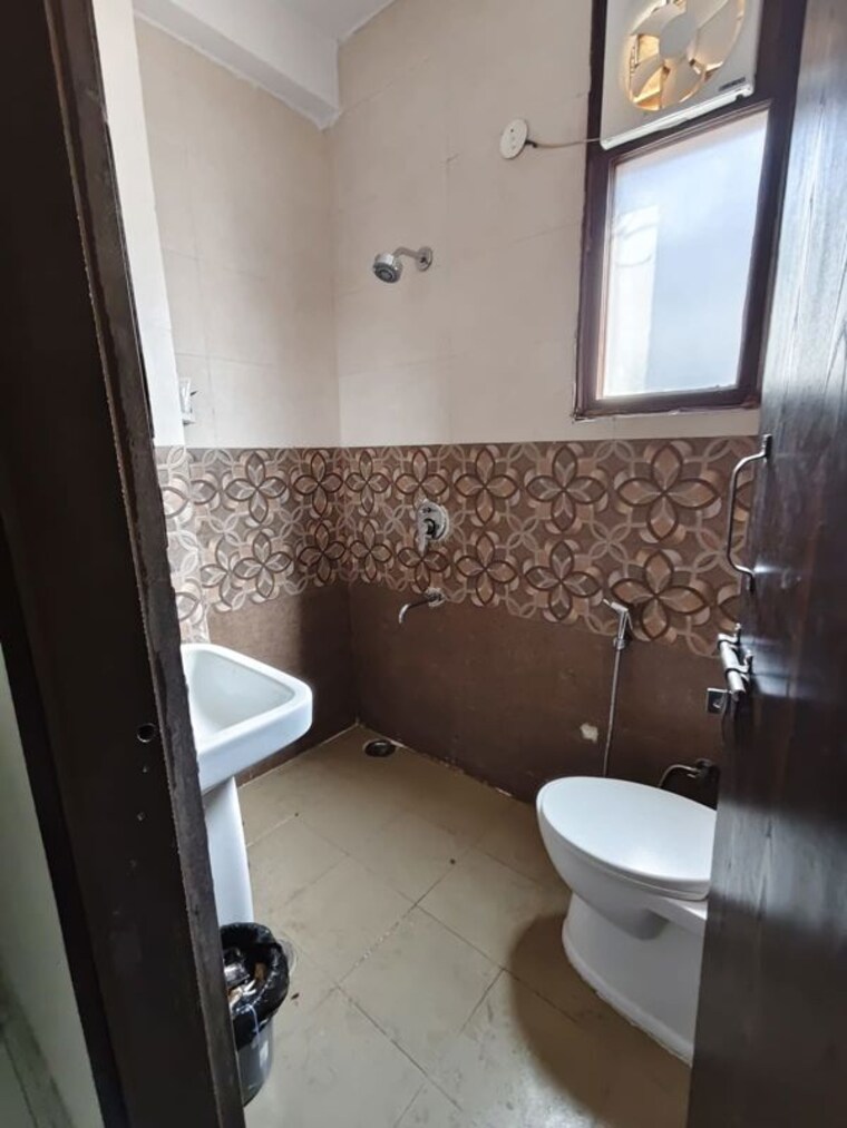 Bathroom, sector 30 3 Bedroom 1600 Sq.Ft. Builder Floor In Sector 30 Gurgaon 10090730