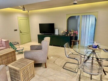 Living Room in 2 BHK Apartment at Santacruz West – for Rent