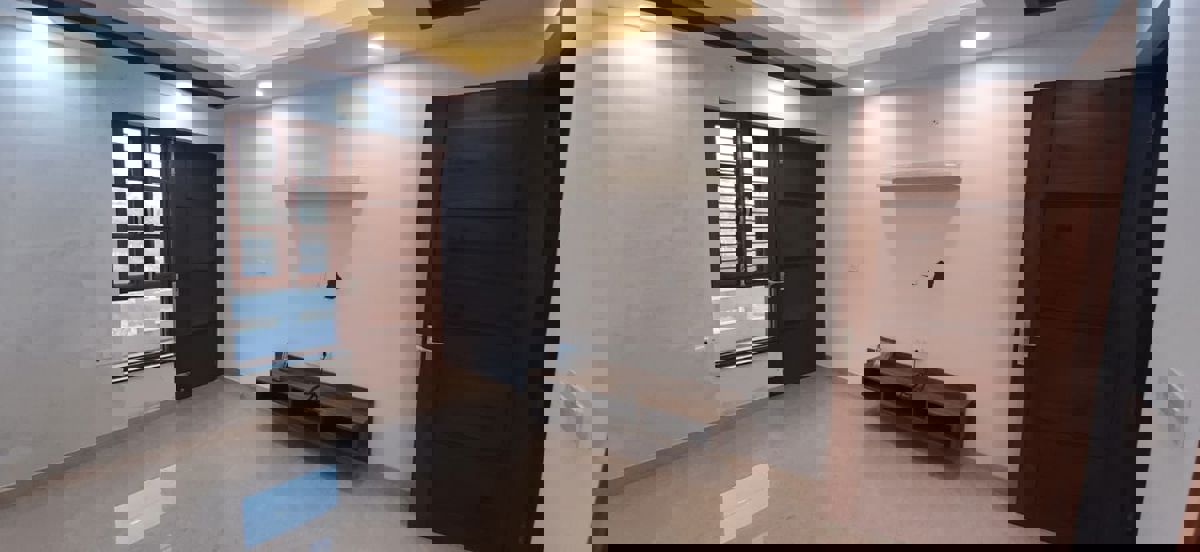 4 BHK + Pooja Room,Servant Room 300 Sq.Yd. Builder Floor in Puri Aman Vilas