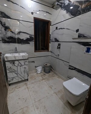 Team Area in 3.5 BHK Builder Floor at Uttam Nagar – for Sale