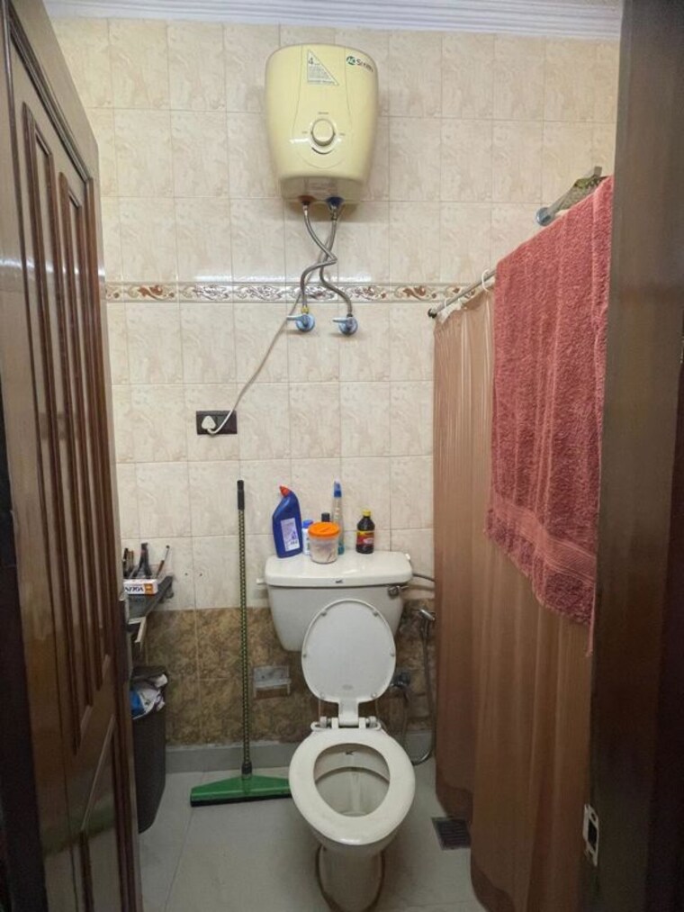 Bathroom, lajpat nagar 4 3 Bedroom 1250 Sq.Ft. Builder Floor In Lajpat Nagar 4 Delhi 10090845