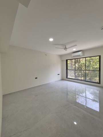 Room in 3 BHK Apartment at Shree Suraj Park Grandeur, Vile Parle West – for Rent