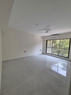 Room in 3 BHK Apartment at Shree Suraj Park Grandeur, Vile Parle West – for Rent