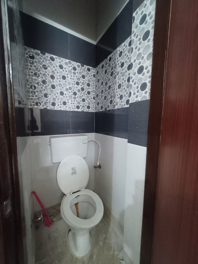 Bathroom, dwarka mor 2 Bedroom 55 Sq.Yd. Builder Floor In Dwarka Mor Delhi 10091124