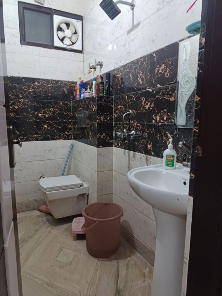 Bathroom, dwarka mor 2 Bedroom 55 Sq.Yd. Builder Floor In Dwarka Mor Delhi 10091124