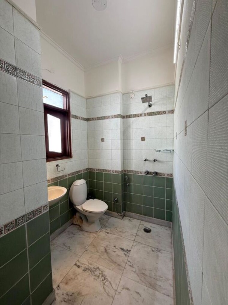 Bathroom, dlf-atria 3 Bedroom 1500 Sq.Ft. Builder Floor In Dlf Phase ii Gurgaon 10091125