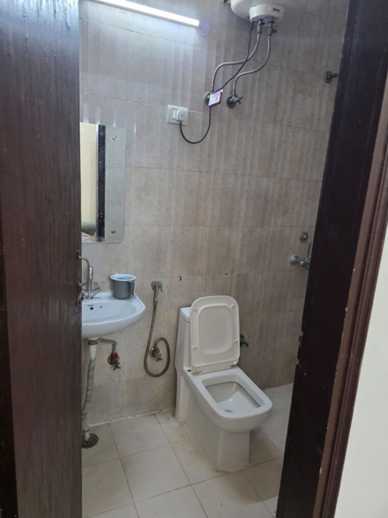 Bathroom, freedom fighters enclave 4 Bedroom 200 Sq.Ft. Builder Floor In Freedom Fighters Enclave Delhi 10091179