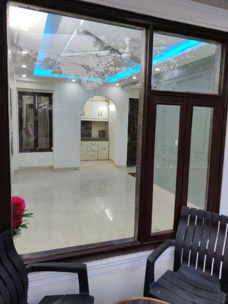 Room, chattarpur 3.5 Bedroom 125 Sq.Yd. Apartment In Chattarpur Delhi 10091186