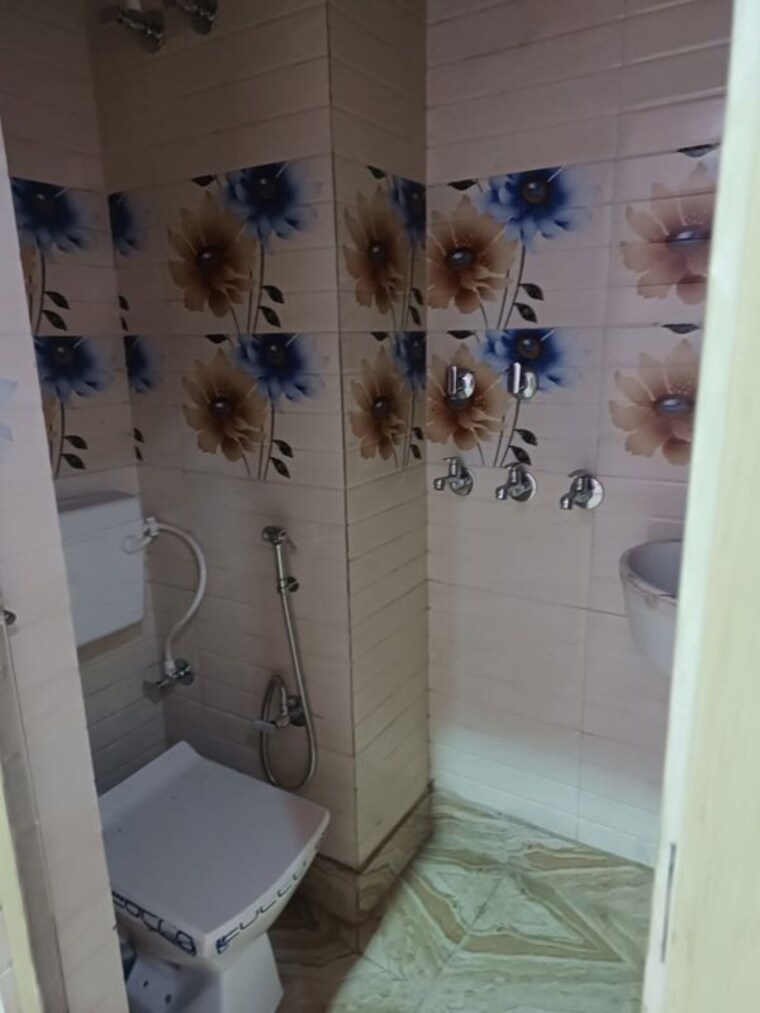 Bathroom, dwarka mor 2 Bedroom 55 Sq.Yd. Builder Floor In Dwarka Mor Delhi 10091250