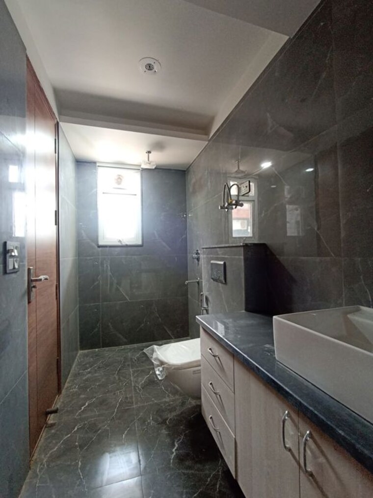 Bathroom, freedom fighters enclave 4 Bedroom 2000 Sq.Ft. Builder Floor In Freedom Fighters Enclave Delhi 10091316
