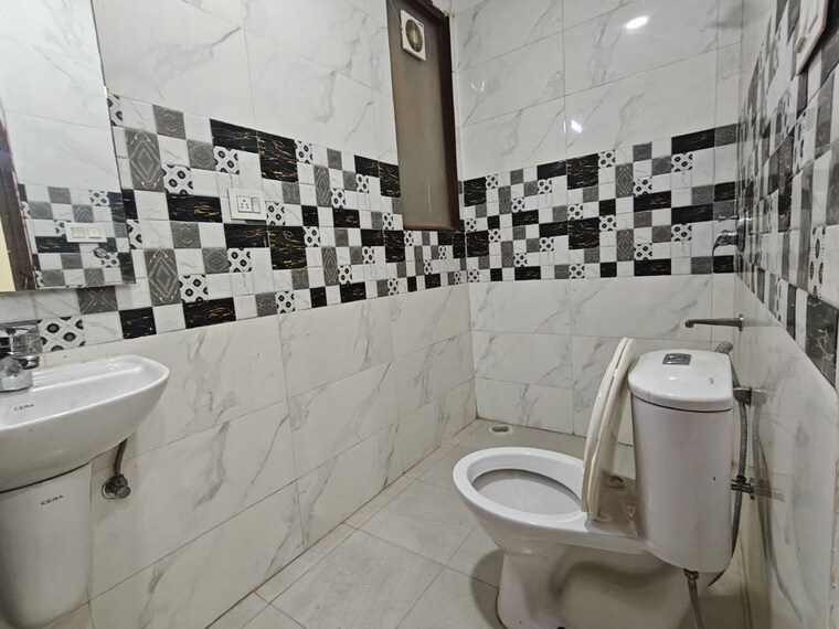 Bathroom, south delhi 3 Bedroom 125 Sq.Yd. Builder Floor In South Delhi Delhi 10092009