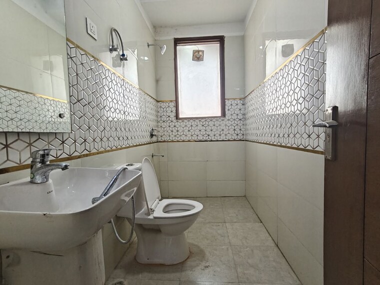 Bathroom, south delhi 3 Bedroom 125 Sq.Yd. Builder Floor In South Delhi Delhi 10092009