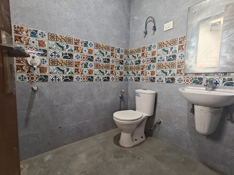 Bathroom, south delhi 3 Bedroom 125 Sq.Yd. Builder Floor In South Delhi Delhi 10092009