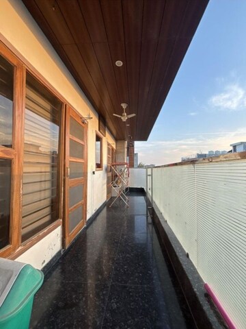 Lobby in 5 BHK Builder Floor at DLF Centre Point, Sector 11 – for Sale