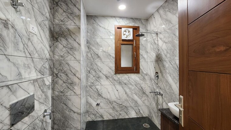 Bathroom, bptp-district-3 3 Bedroom 140 Sq.Yd. Builder Floor In Sector 85 Faridabad 10092840