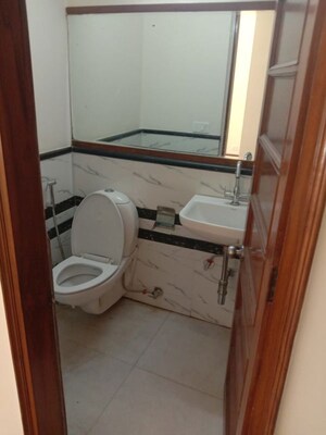 Bathroom in 5 BHK Apartment at Dlf Phase ii – for Rent