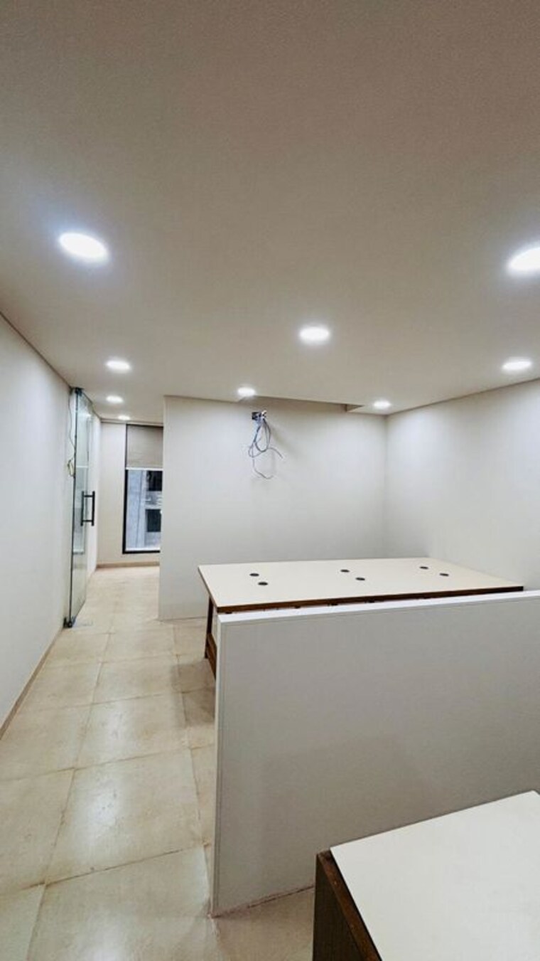 Room, samvaad-east-face Commercial Office Space 755 Sq.Ft. In Ambli Ahmedabad 10094045