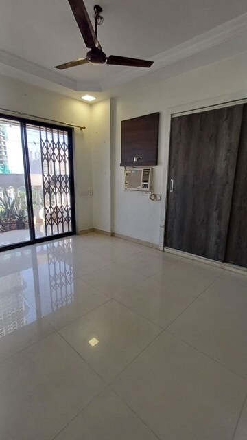 Room in 2 BHK Apartment at Raunak Park View, Ghodbunder Road – for Rent