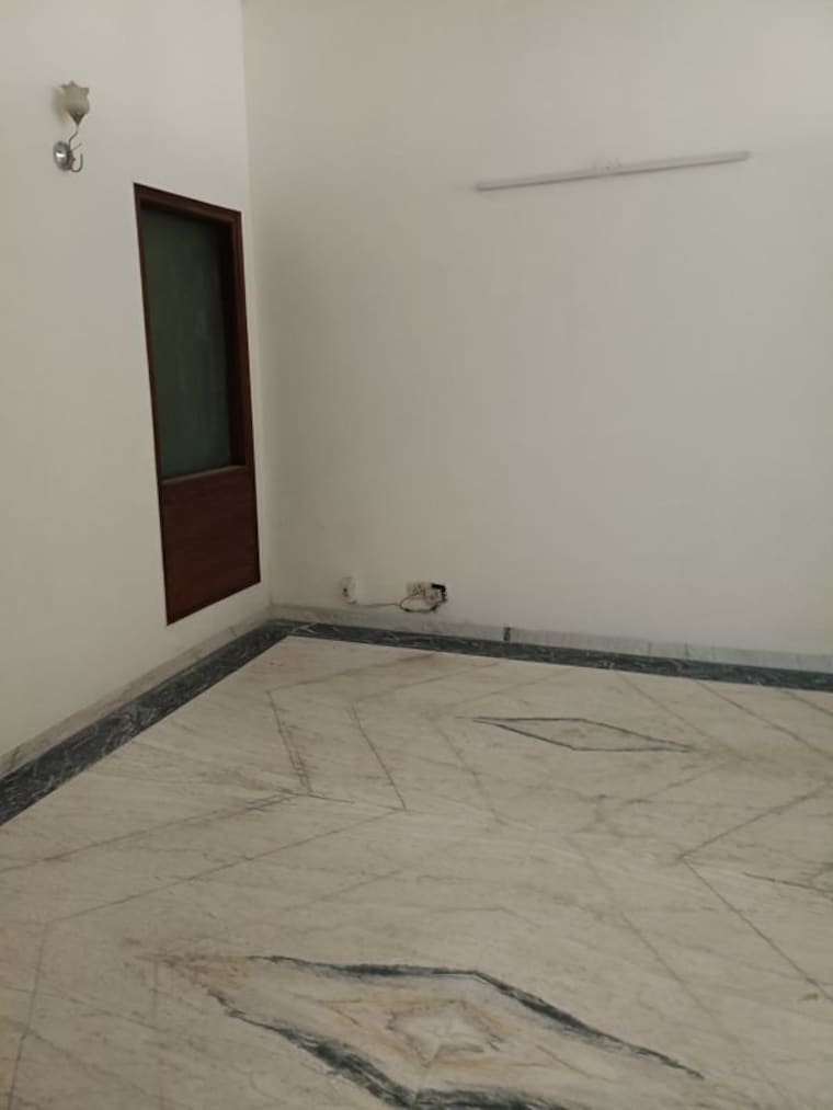 Room, new friends colony 6 Bedroom 500 Sq.Yd. Independent House In New Friends Colony Delhi 10094173