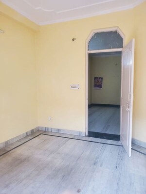 Room in 1 BHK Builder Floor at Vaishali Sector 5 – for Rent
