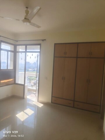 Room in 3 BHK Apartment at Vipul Greens, Sector 48 – for Rent
