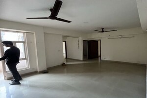 Room in 2.5 BHK Apartment at Supertech Cape Town, Sector 74 – for Rent