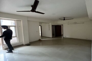 Room in 2.5 BHK Apartment at Supertech Cape Town, Sector 74 – for Rent