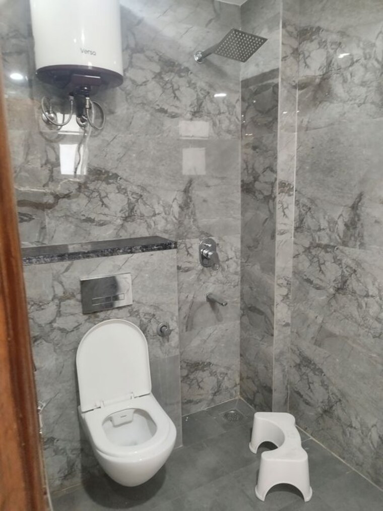 Bathroom, freedom fighters enclave 3 Bedroom 1800 Sq.Ft. Builder Floor In Freedom Fighters Enclave Delhi 10095046