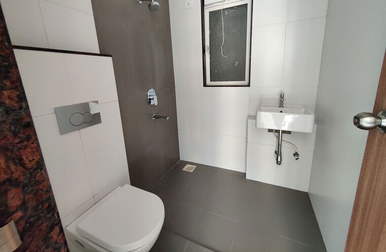 Bathroom, kandivali east Pg For Girls In Kandivali East 10095098