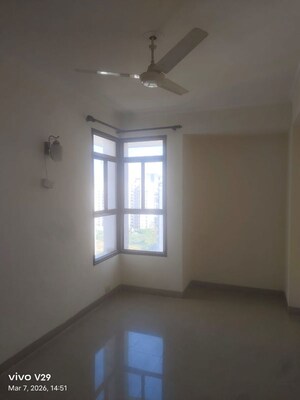 Room in 3 BHK Apartment at Vipul Greens, Sector 48 – for Rent