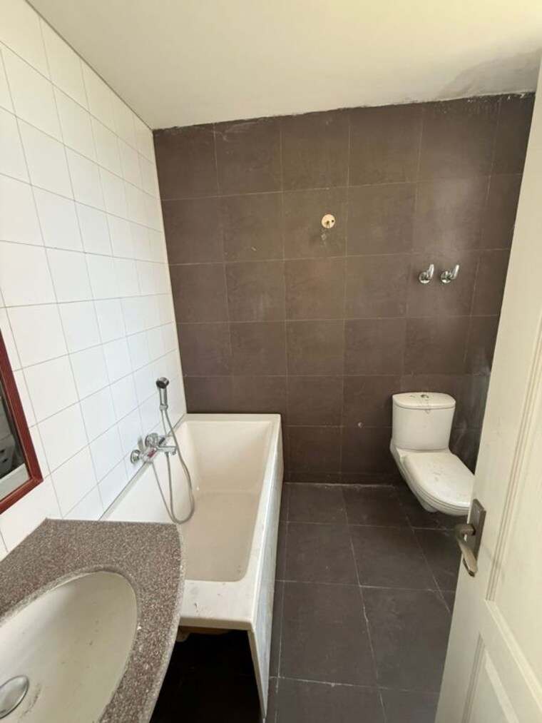 Bathroom, unitech-habitat 3 Bedroom 2100 Sq.Ft. Apartment In Pi Greater Noida Greater Noida 10095296