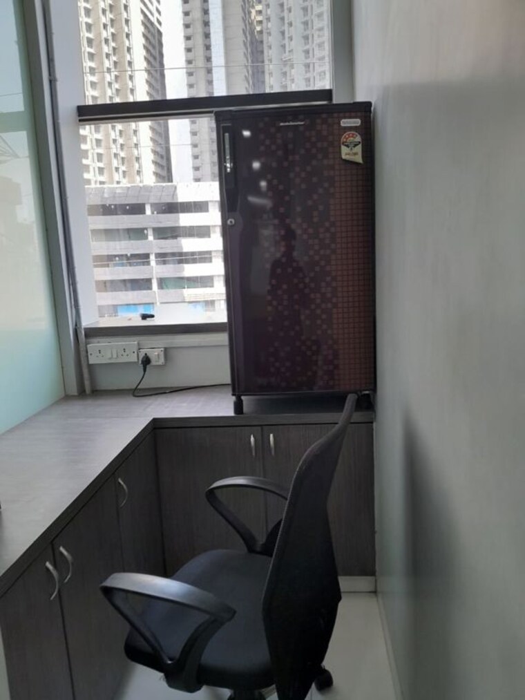 Team Area, western-edge Commercial Office Space 876 Sq.Ft. In Borivali East Mumbai 10095444
