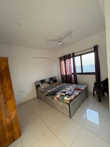 Bedroom in 2 BHK Builder Floor at Amanora Gold Towers, Hadapsar – for Rent