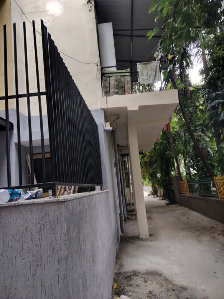 Balcony, kalkaji 3 Bedroom 150 Sq.Yd. Builder Floor In Kalkaji Delhi 10095514