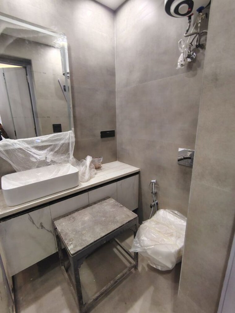 Bathroom, kalkaji 3 Bedroom 150 Sq.Yd. Builder Floor In Kalkaji Delhi 10095514