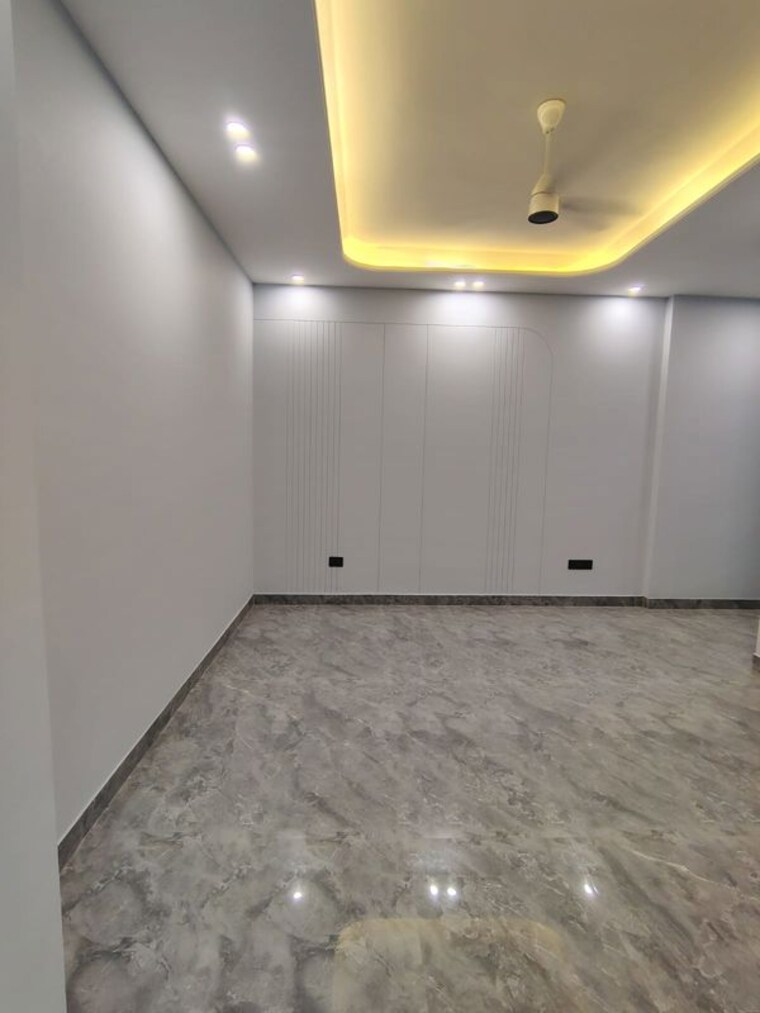 Room, kalkaji 3 Bedroom 150 Sq.Yd. Builder Floor In Kalkaji Delhi 10095514