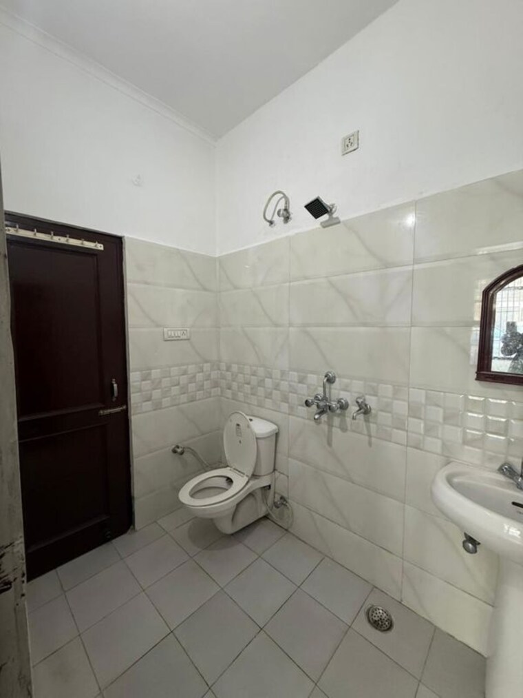 Bathroom, dhakoli 2 Bedroom 100 Sq.Yd. Apartment In Dhakoli Zirakpur 10095523
