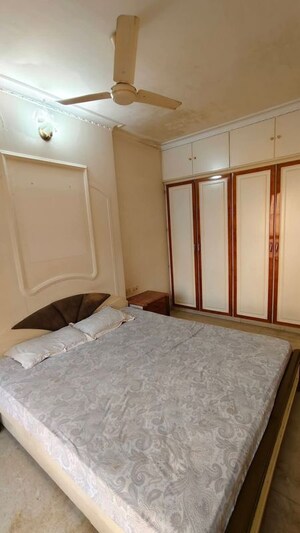 Bedroom in 3 BHK Apartment at Andheri West – for Rent
