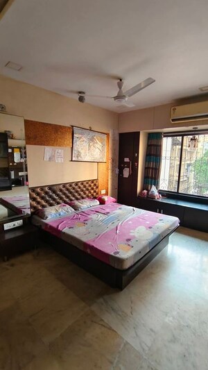 Bedroom in 3 BHK Apartment at Andheri West – for Rent