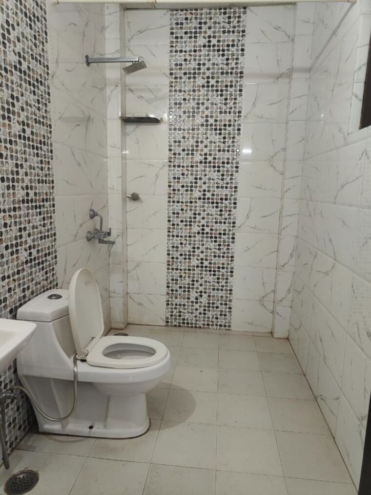Bathroom, ardee-city 2 Bedroom 200 Sq.Yd. Builder Floor In Sector 52 Gurgaon 10095629