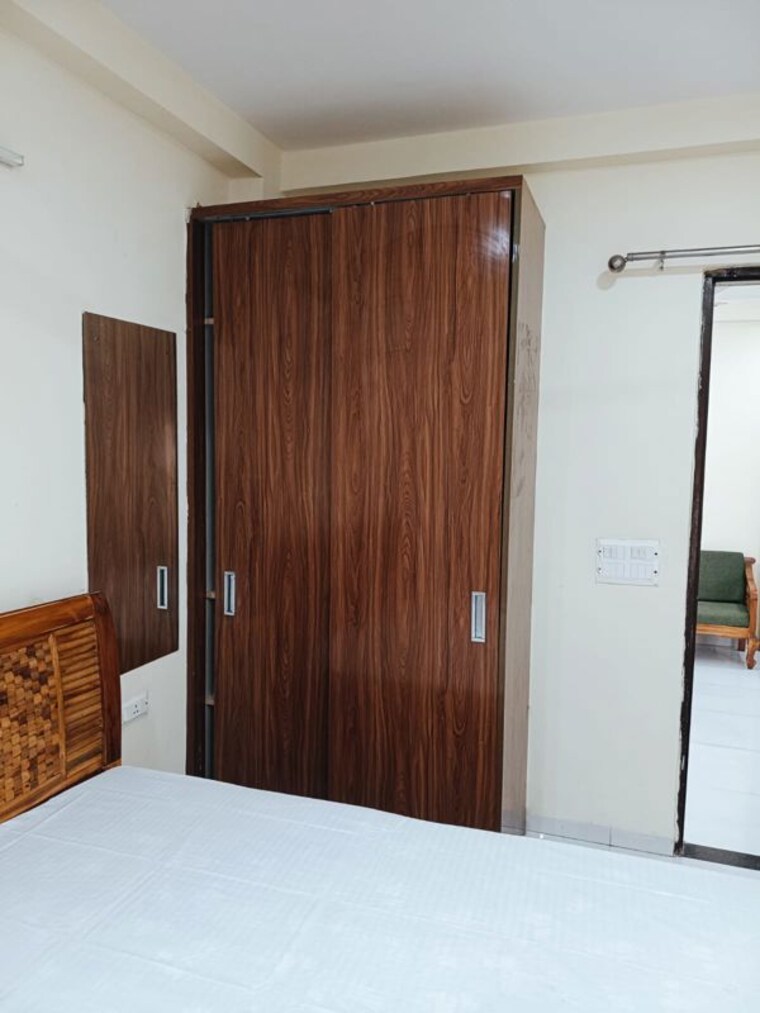 Bedroom, sector 43 2 Bedroom 200 Sq.Yd. Builder Floor In Sector 43 Gurgaon 10095645
