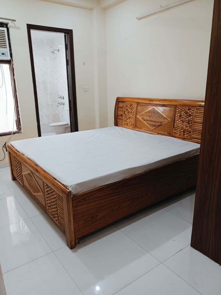 Bedroom, sector 43 2 Bedroom 200 Sq.Yd. Builder Floor In Sector 43 Gurgaon 10095645