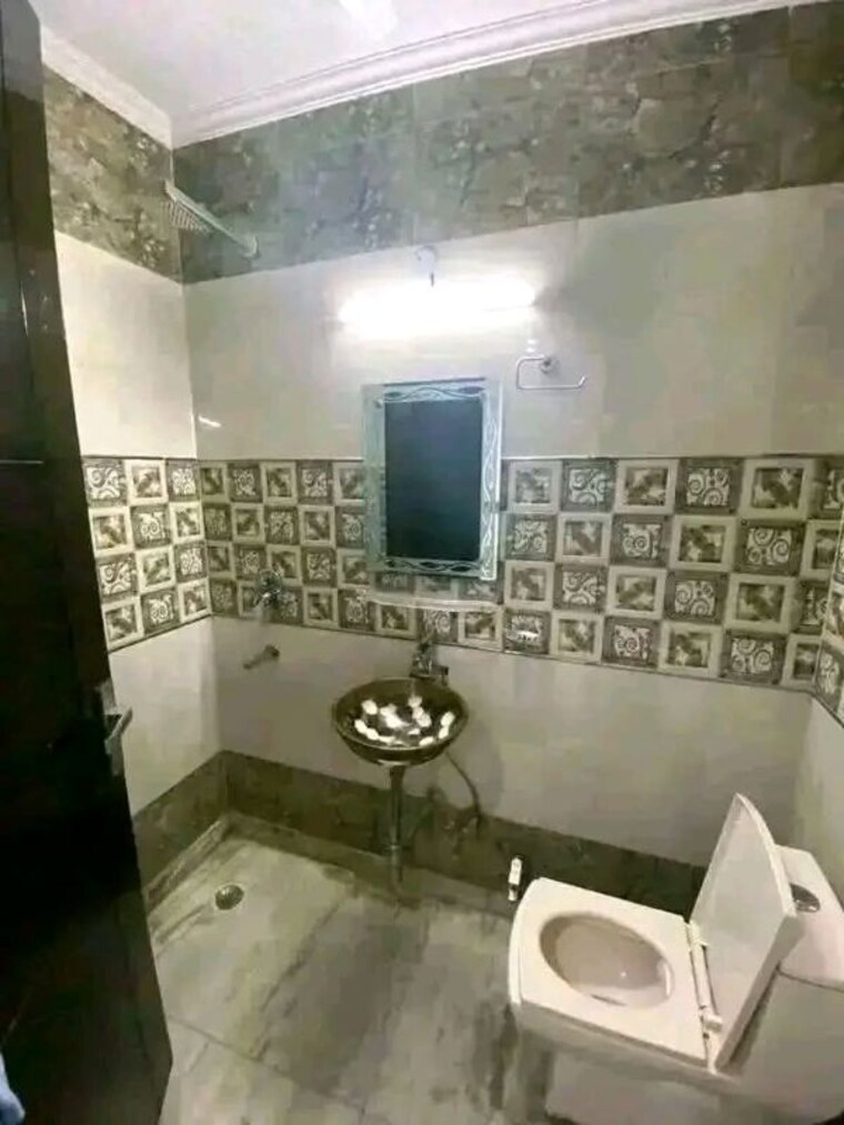 Bathroom, east of kailash 3 Bedroom 1000 Sq.Ft. Builder Floor In East Of Kailash Delhi 10095771