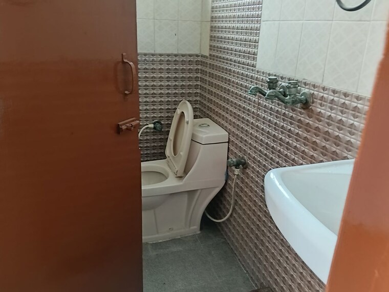 Bathroom, rajendra nagar 3 Bedroom 726 Sq.Ft. Builder Floor In Rajendra Nagar Ghaziabad 10090110